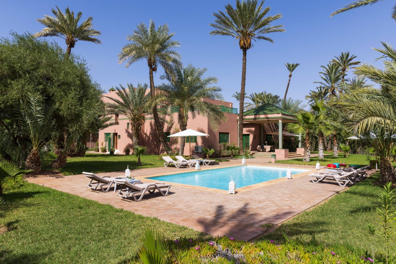 Villa with its private pool and garden